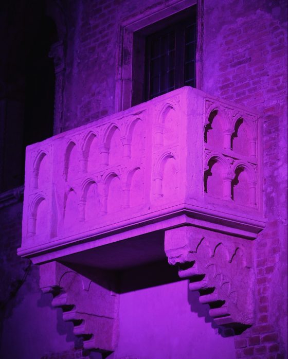 Il balcone di Giulietta si accende di rosa per il Giro d’Italia